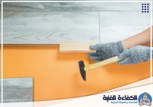 فني يثبت ألواح الباركيه بدقة لضمان أرضية ثابتة وتشطيب نظيف يناسب منازل ومكاتب عجمان.