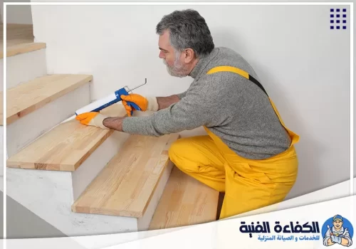 تركيب بورسلين في دبي 0501130415 الكفاءة فني متخصص يقوم بتركيب ألواح الباركيه الخشبية على درجات السلم بدقة واحترافية عالية.
