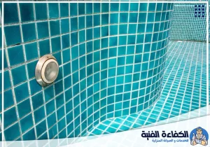 تركيب سيراميك حوائط حمام بتصميم منتظم وتشطيب بلاط متناسق