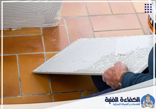 توزيع مادة لاصقة على بلاط السيراميك قبل التثبيت
