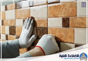 تركيب سيراميك حوائط مع ضبط توزيع البلاط والفواصل أثناء التنفيذ