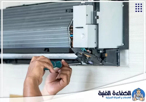 تصليح مكيفات ابوظبي 0501130415 شركة الكفاءة فك فلتر مكيف سبليت بعناية قبل الغسيل وإزالة الأتربة.