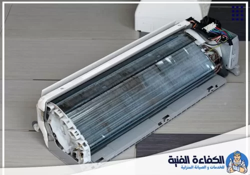تصليح مكيفات ابوظبي 0501130415 شركة الكفاءة فحص سربنتينة مكيف سبليت بعد فتح الغطاء لتحديد مواضع الاتساخ بدقة.