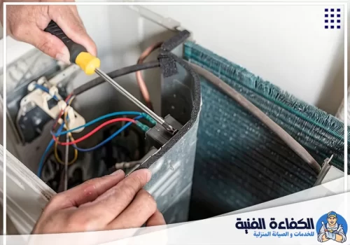 تصليح مكيفات ابوظبي 0501130415 شركة الكفاءة صيانة جزء داخلي بالمكيف مع التعامل المنظم مع الأسلاك والمواسير.