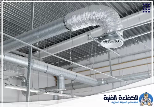 افضل شركة تنظيف دكت التكييف المركزي في أبوظبي والعين 0501130415 شركة الكفاءة صورة توضح فريق شركة الكفاءة أثناء تنظيف دكت التكييف المركزي في أبوظبي والعين.