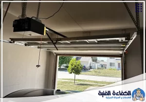 فحص محرك باب الكراج ومسارات الحركة ضمن أعمال صيانة الأبواب الأوتوماتيكية في رأس الخيمة بدقة.