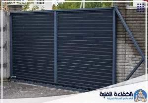 بوابة منزل حديدية منزلقة ضمن خدمات تصليح بوابات اتوماتيكية في رأس الخيمة وفحص نظام السحب.