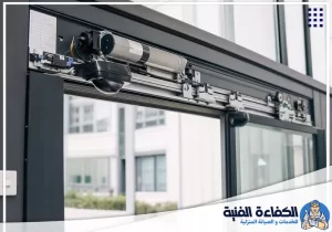 محرك وآلية تشغيل باب زجاجي منزلق، ضمن أعمال إصلاح الأبواب الزجاجية الأوتوماتيكية في أم القيوين.