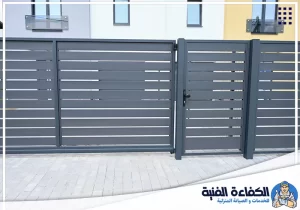 بوابة حديدية منزلقة للمنزل، من الأبواب التي تحتاج فحص المسار والمحرك عند التعطل بأم القيوين.